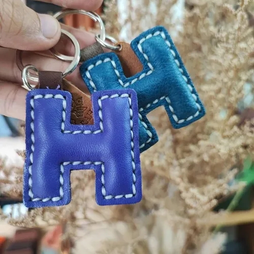 พวงกุญแจหนังแท้ ตัวอักษร H สีน้ำตาล งานแฮนด์เมดเย็บมือ ดีไซน์เรียบหรู - 03
