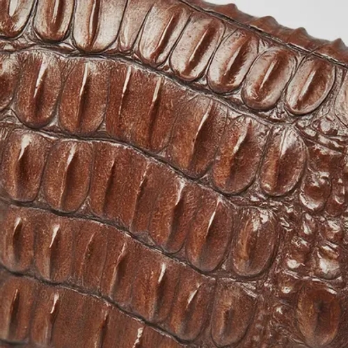 พื้นผิวหนังจระเข้แท้สีน้ำตาลเข้ม หนึ่งในหนังที่ทนทานที่สุด