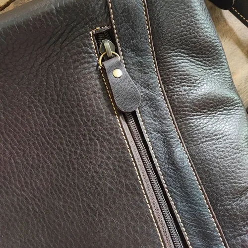 กระเป๋าสะพายข้างหนังแท้ชามัวส์สีน้ำตาลเข้ม ดีไซน์คลาสสิกสำหรับผู้ชายและผู้หญิง - 03