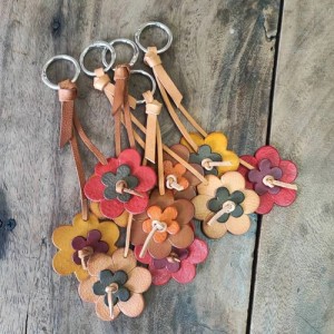 พวงกุญแจดอกไม้หนังแท้ฟอกฝาดสีธรรมชาติ งานแฮนด์เมดเย็บมือสำหรับใช้ห้อยกุญแจและห้อยกระเป๋า