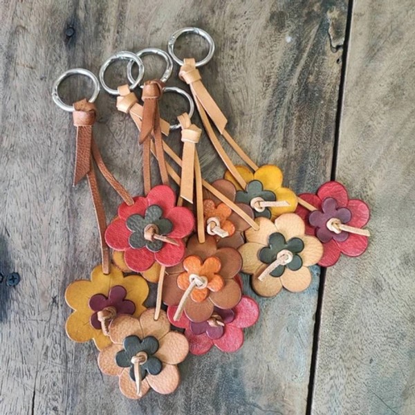 พวงกุญแจดอกไม้หนังแท้ฟอกฝาดสีธรรมชาติ งานแฮนด์เมดเย็บมือสำหรับใช้ห้อยกุญแจและห้อยกระเป๋า