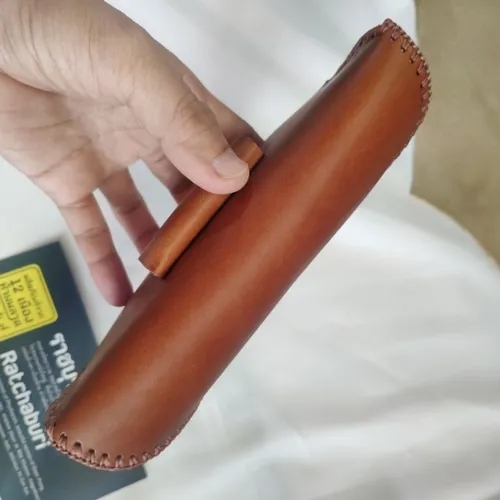 ซองแว่นตาหนังแท้สีน้ำตาล ทำจากหนังฟอกฝาดอิตาลี สามารถร้อยเข็มขัดได้ วางบนพื้นหลังสีขาว - 05