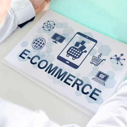 เอกสารที่มีคำว่า E-COMMERCE และไอคอนต่างๆ ที่สื่อถึงการซื้อขายของออนไลน์ เช่น รถเข็นในสมาร์ทโฟน คอมพิวเตอร์ และเครือข่าย