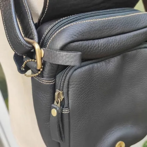 รายละเอียดภายในกระเป๋าหนังสีดำ โชว์ซิปและรอยเย็บที่เรียบร้อย