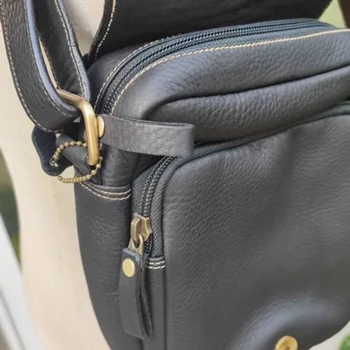 กระเป๋าสะพายข้างหนังแท้สีดำ ซิปทองเหลือง ดีไซน์เรียบหรู