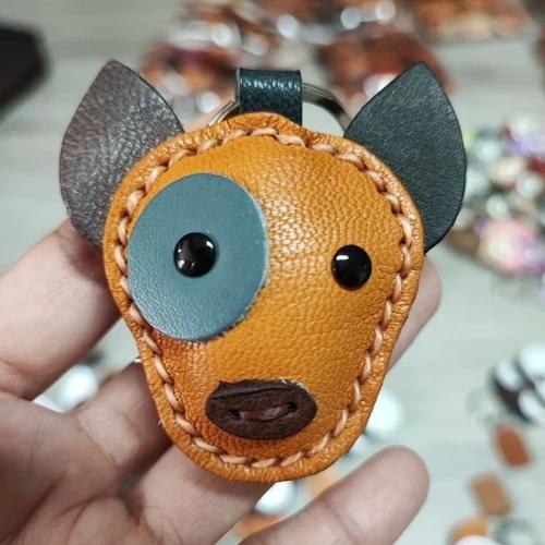 พวงกุญแจสุนัขหนังแท้แฮนด์เมด รูปหมาไทยและบลูเทอเรีย งานฝีมือเย็บประณีตสีน้ำตาลและขาวด่าง - 04