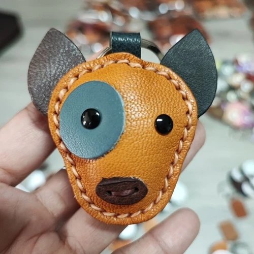 พวงกุญแจสุนัขหนังแท้แฮนด์เมด รูปหมาไทยและบลูเทอเรีย งานฝีมือเย็บประณีตสีน้ำตาลและขาวด่าง - 04