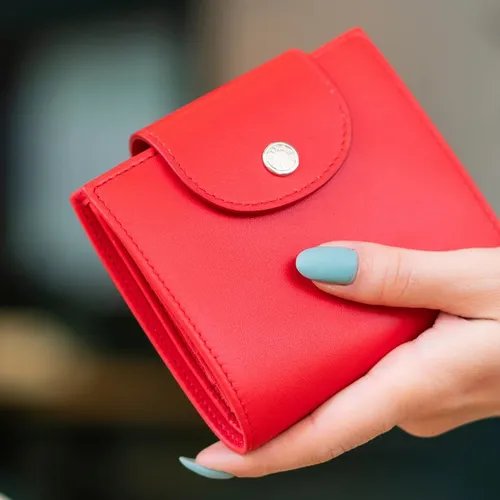 กระเป๋าสตางค์สีแดงสดแสดงถึงสไตล์ส่วนตัว