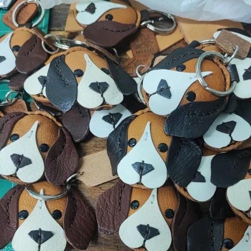 พวงกุญแจบีเกิ้ลหนังแท้สีน้ำตาล-ขาว งานเย็บมือแฮนด์เมด แขวนอยู่กับกุญแจรถ - 03