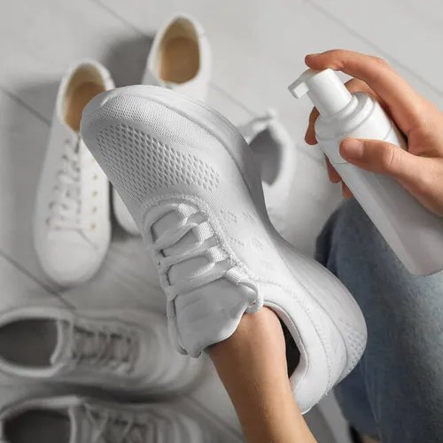 การใช้โฟมทำความสะอาดเฉพาะจุด เป็นวิธีซักรองเท้าผ้าใบสีขาวที่สะดวกและรวดเร็ว
