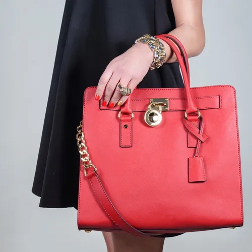 การดูแลกระเป๋าหนังสีแดงให้ห่างจากสารเคมีและน้ำหอม