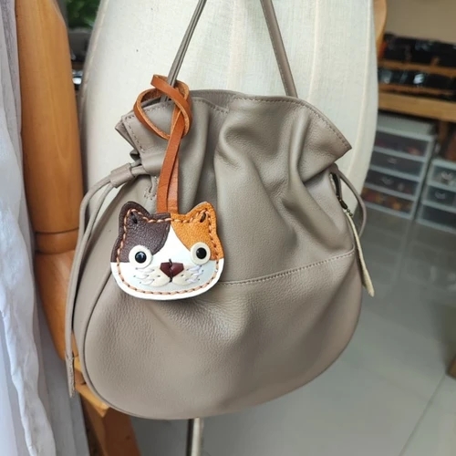 ที่ห้อยกระเป๋าหนังแท้รูปแมว งานแฮนด์เมดพรีเมียมสีธรรมชาติ ดีไซน์น่ารักสำหรับทาสแมว - 04