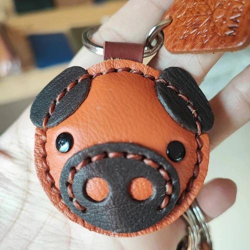 พวงกุญแจหมูหนังแท้เย็บมือ สีน้ำตาลธรรมชาติ ห้อยกระเป๋า - 07