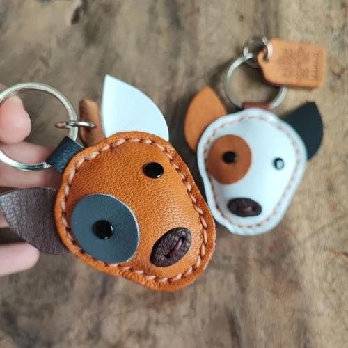 พวงกุญแจสุนัขหนังแท้แฮนด์เมด รูปหมาไทยและบลูเทอเรีย งานฝีมือเย็บประณีตสีน้ำตาลและขาวด่าง - 05