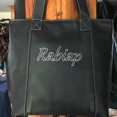 กระเป๋าถือหนังแท้สีดำ ทรง Tote ปักชื่อตัวอักษรด้วยด้ายเทียน งานแฮนด์เมดสั่งทำพิเศษ (Custom Made)