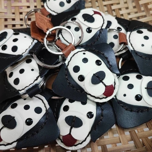 พวงกุญแจดัลเมเชียนหนังแท้สีขาวดำ ดีไซน์งานแฮนด์เมดเย็บมือ ขนาด 5x5 ซม. - 04