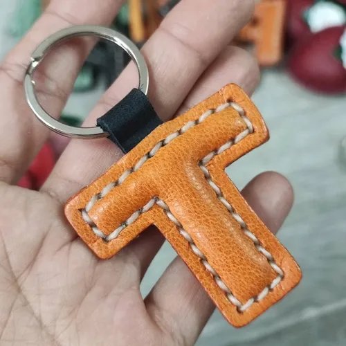 พวงกุญแจตัวอักษร T หนังแท้สีน้ำตาลเข้มสไตล์มินิมอล ใช้สำหรับห้อยกระเป๋า - 05