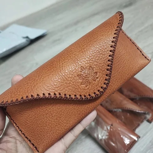 ซองแว่นตาหนังแท้สีน้ำตาล ทำจากหนังฟอกฝาดอิตาลี สามารถร้อยเข็มขัดได้ วางบนพื้นหลังสีขาว - 09