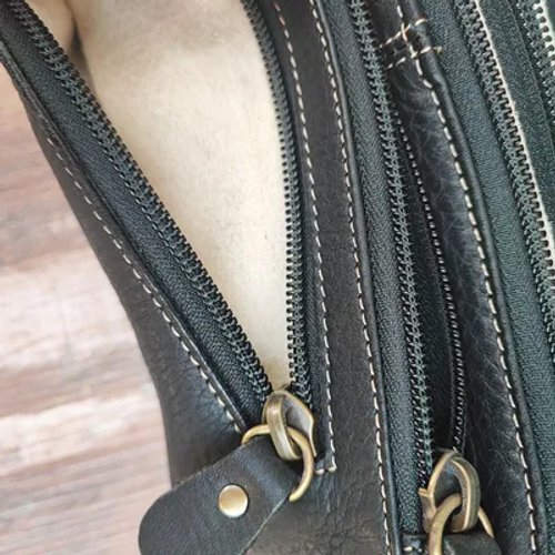 กระเป๋าเป้หนังสีดำมีโครงสร้างชัดเจน อีกหนึ่งตัวเลือกกระเป๋าสำหรับผู้ชายอ้วน