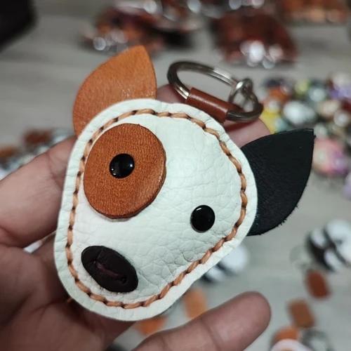 พวงกุญแจสุนัขหนังแท้แฮนด์เมด รูปหมาไทยและบลูเทอเรีย งานฝีมือเย็บประณีตสีน้ำตาลและขาวด่าง - 07