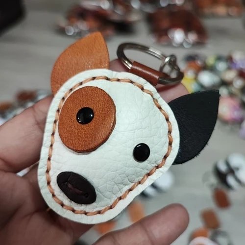 พวงกุญแจสุนัขหนังแท้แฮนด์เมด รูปหมาไทยและบลูเทอเรีย งานฝีมือเย็บประณีตสีน้ำตาลและขาวด่าง - 07