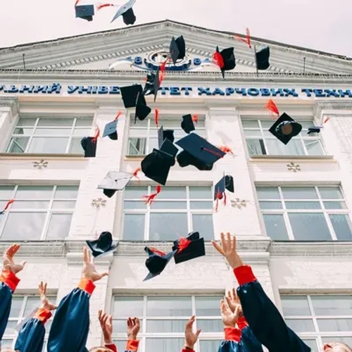 บัณฑิตโยนหมวกฉลองความสำเร็จ การเลือกของขวัญที่ดีคือการแสดงความยินดี