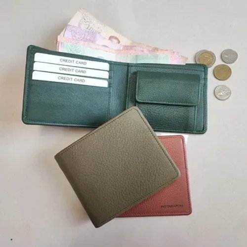 กระเป๋าสตางค์หลายใบพร้อมเงินและบัตรเครดิตวางอยู่