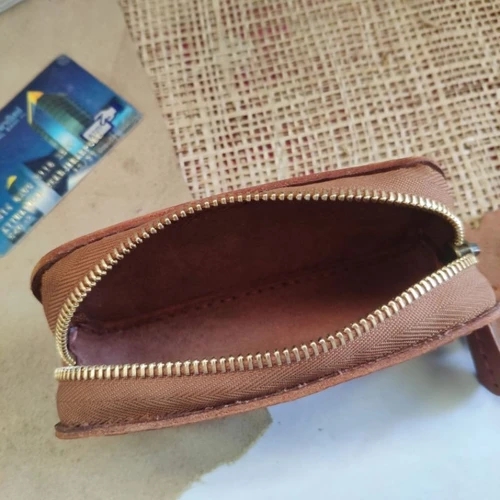 กระเป๋าหนังแท้ฟอกฝาดอิตาลีสีน้ำตาลธรรมชาติ ทรงยาวซิปรูด สำหรับใส่เหรียญและบัตร งานแฮนด์เมด - 03