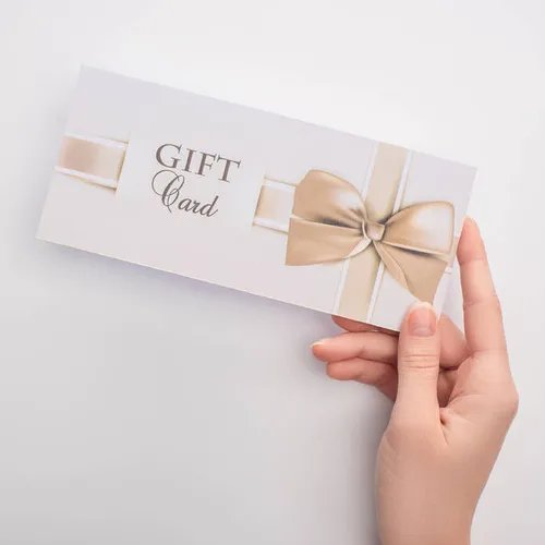 มือที่กำลังถือบัตรของขวัญหรือ Gift Card