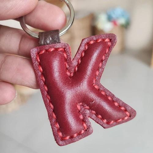 พวงกุญแจตัว K หนังแท้ 100% งานแฮนด์เมดดีไซน์เรียบหรู สีหนังธรรมชาติ - 01