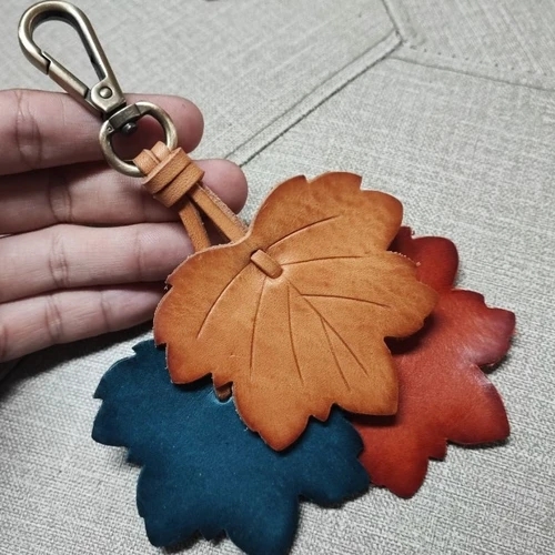 พวงกุญแจใบไม้หนังแท้สีน้ำตาล งานแฮนด์เมดดีไซน์วินเทจสำหรับห้อยกุญแจรถและตกแต่งกระเป๋า - 01