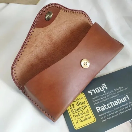 ซองแว่นตาหนังแท้สีน้ำตาล ทำจากหนังฟอกฝาดอิตาลี สามารถร้อยเข็มขัดได้ วางบนพื้นหลังสีขาว - 04