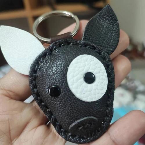 พวงกุญแจสุนัขหนังแท้แฮนด์เมด รูปหมาไทยและบลูเทอเรีย งานฝีมือเย็บประณีตสีน้ำตาลและขาวด่าง - 01