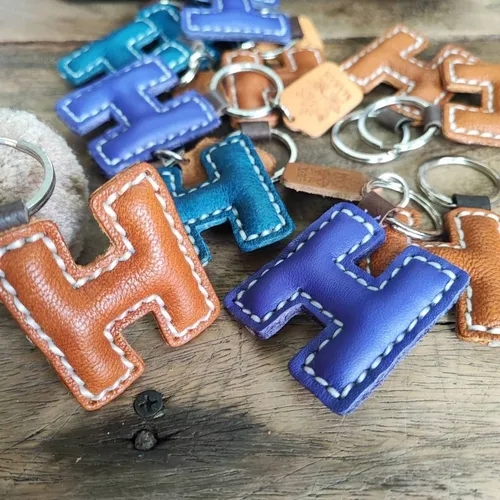 พวงกุญแจหนังแท้ ตัวอักษร H สีน้ำตาล งานแฮนด์เมดเย็บมือ ดีไซน์เรียบหรู - 08