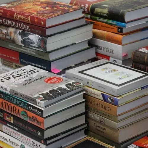 หนังสือหลายเล่มเรียงซ้อนกันทั้งปกแข็งและปกอ่อน