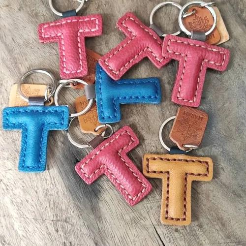 พวงกุญแจตัวอักษร T หนังแท้สีน้ำตาลเข้มสไตล์มินิมอล ใช้สำหรับห้อยกระเป๋า - 01