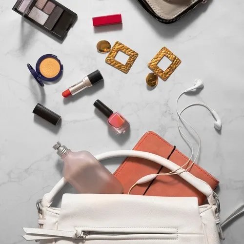 ภาพปกของบทความ ลงทุนในสไตล์: คุณจะเลือกอะไรระหว่าง นาฬิกา กระเป๋า รองเท้า แว่นตา หรือ เครื่องสำอาง?