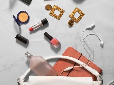 ภาพปกของบทความ ลงทุนในสไตล์: คุณจะเลือกอะไรระหว่าง นาฬิกา กระเป๋า รองเท้า แว่นตา หรือ เครื่องสำอาง?