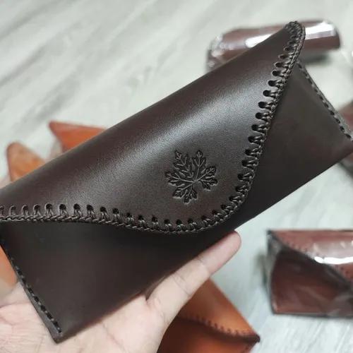 ซองแว่นตาหนังแท้สีน้ำตาล ทำจากหนังฟอกฝาดอิตาลี สามารถร้อยเข็มขัดได้ วางบนพื้นหลังสีขาว - 08