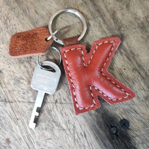พวงกุญแจตัว K หนังแท้ 100% งานแฮนด์เมดดีไซน์เรียบหรู สีหนังธรรมชาติ - 06