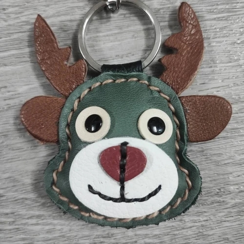 พวงกุญแจกวางหนังแท้ งานแฮนด์เมดสีน้ำตาล ดีไซน์มินิมอลสำหรับห้อยกุญแจรถและตกแต่งกระเป๋า - 05