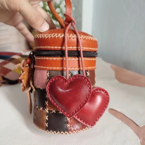 ที่ห้อยกระเป๋าหนังแท้รูปหัวใจ สีสวย งานแฮนด์เมดเย็บมือ สำหรับตกแต่งกระเป๋าและพวงกุญแจ - 04