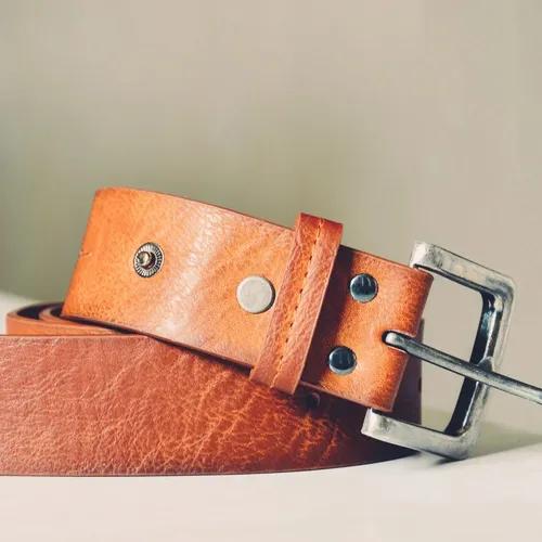 ภาพปกของบทความ เข็มขัดหนังโดนน้ำได้ไหม? ข้อเท็จจริงและวิธีป้องกันที่คุณควรรู้!