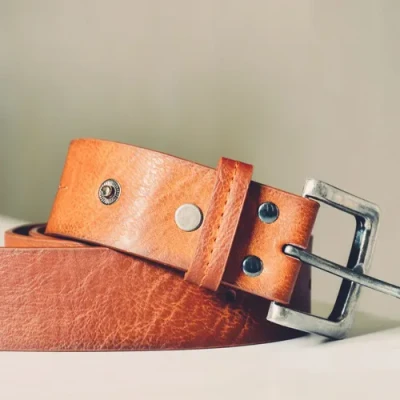 ภาพปกของบทความ เข็มขัดหนังโดนน้ำได้ไหม? ข้อเท็จจริงและวิธีป้องกันที่คุณควรรู้!