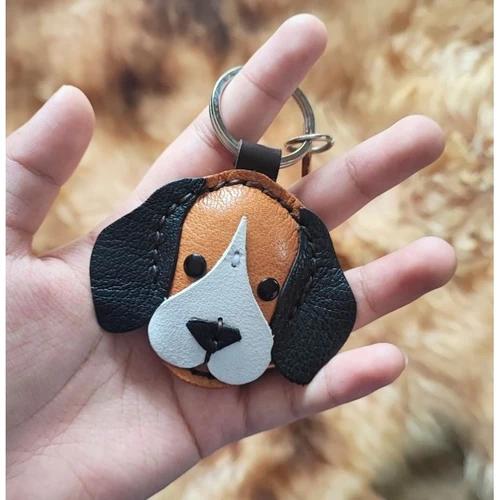 พวงกุญแจบีเกิ้ลหนังแท้สีน้ำตาล-ขาว งานเย็บมือแฮนด์เมด แขวนอยู่กับกุญแจรถ - 02
