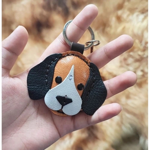 พวงกุญแจบีเกิ้ลหนังแท้สีน้ำตาล-ขาว งานเย็บมือแฮนด์เมด แขวนอยู่กับกุญแจรถ - 02