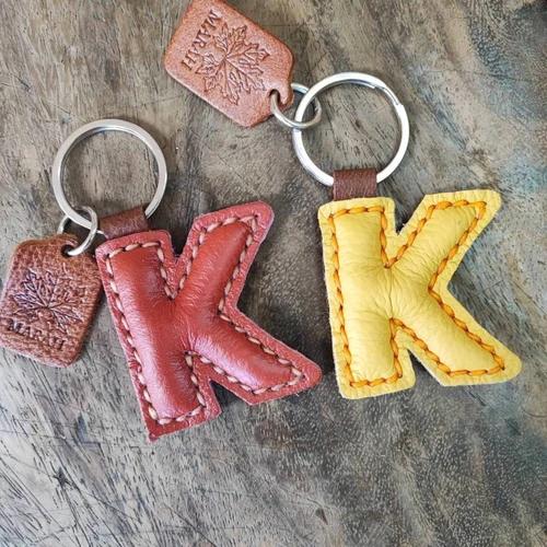 พวงกุญแจตัว K หนังแท้ 100% งานแฮนด์เมดดีไซน์เรียบหรู สีหนังธรรมชาติ