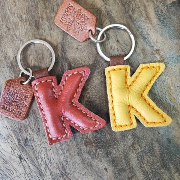 พวงกุญแจตัว K หนังแท้ 100% งานแฮนด์เมดดีไซน์เรียบหรู สีหนังธรรมชาติ