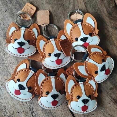 พวงกุญแจหนังแท้รูปหมาคอร์กี้สีน้ำตาลขาว งานแฮนด์เมดเย็บมือสำหรับห้อยกุญแจและประดับกระเป๋า - 04