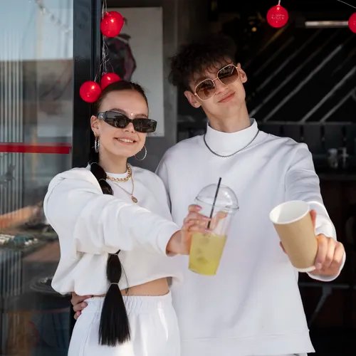 ภาพปกของบทความ เมื่อเพื่อนหรู จนทำให้เรารู้สึกไม่มั่นใจในการพบปะ!